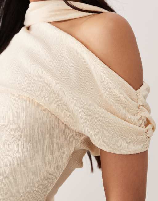 ASOS DESIGN - Top met textuur, sjaalhals en afhangende schouder in crème, 4 van 4