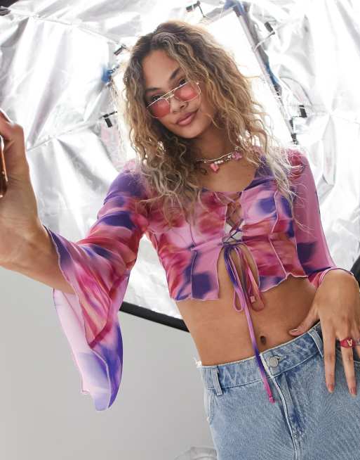 ASOS DESIGN - Top met veters en contrasterende biezen in felroze en paarse bloemenprint 