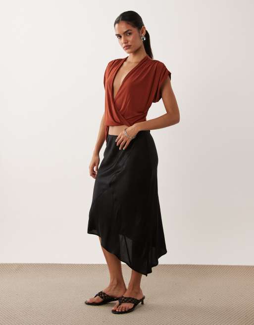 ASOS DESIGN top met zachte touch, asymmetrische drape en diepe hals in roestrood, 2 van 4