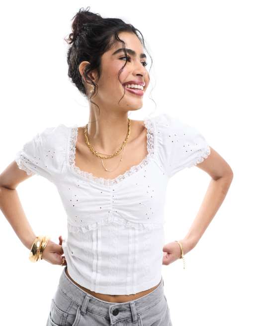 ASOS DESIGN - Top milkmaid in pizzo sangallo bianco con maniche a sbuffo e finiture in pizzo