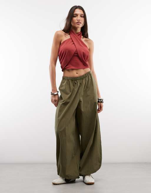 ASOS DESIGN Top mit Crinkle-Struktur, Wickeldesign und Neckholder in Rostrot, 4 von 4