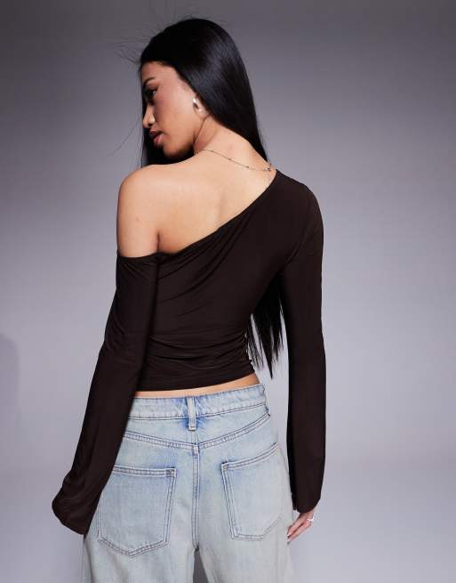 ASOS DESIGN - Top monospalla aderente arricciato con maniche svasate marrone effetto seta, 2 di 4