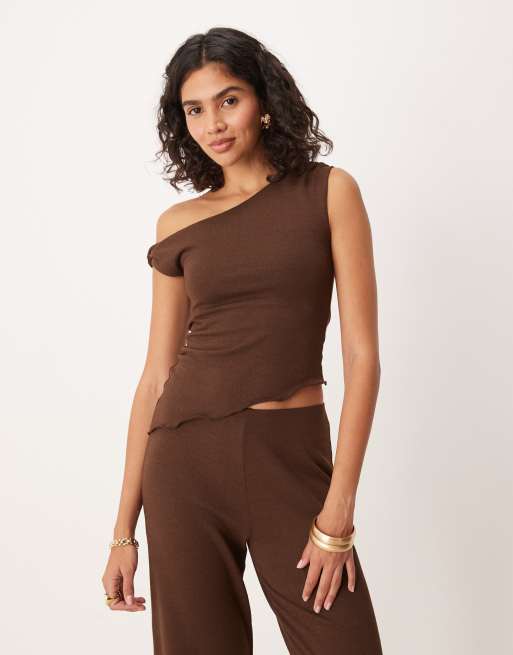 ASOS DESIGN - Top monospalla marrone scuro con fondo asimmetrico in coordinato