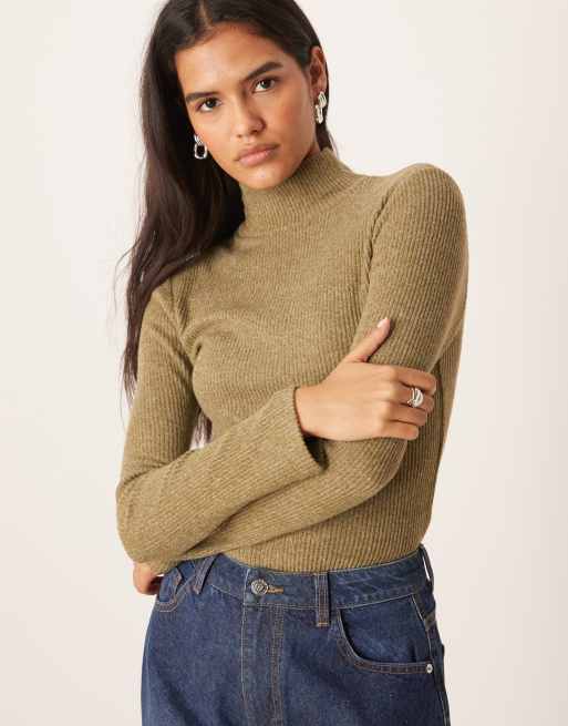 ASOS DESIGN - Top morbido al tatto verde oliva scuro spazzolato a coste con maniche lunghe e collo alto