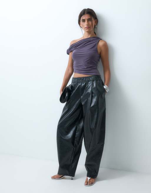 ASOS DESIGN top morbido con nodo sulla spalla e fondo asimmetrico in antracite, 3 di 4