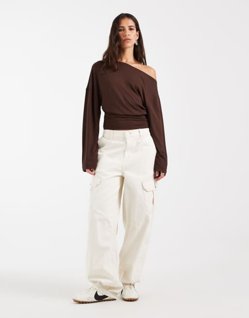 ASOS DESIGN top morbido con spalle scoperte, maniche lunghe e vita stretta in chocolate, 3 di 4