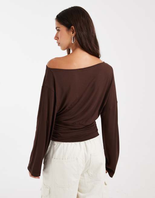 ASOS DESIGN top morbido con spalle scoperte, maniche lunghe e vita stretta in chocolate, 4 di 4