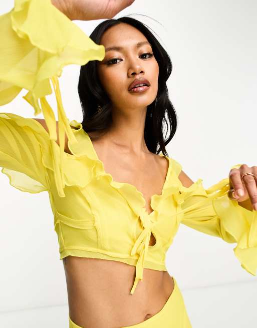 ASOS DESIGN - Top morbido giallo allacciato sul davanti con volant in coordinato