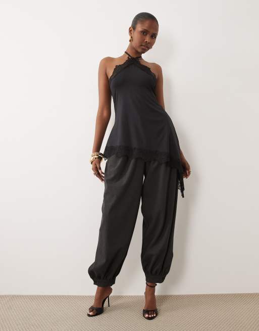 ASOS DESIGN - Top negro ceñido y asimétrico con cuello halter y ribete de encaje, 2 de 4