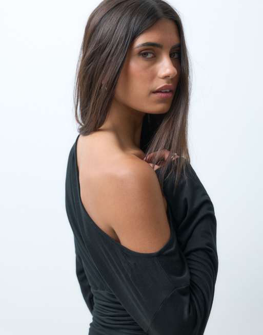 ASOS DESIGN - Top negro con cintura entallada y hombro caído, 4 de 4