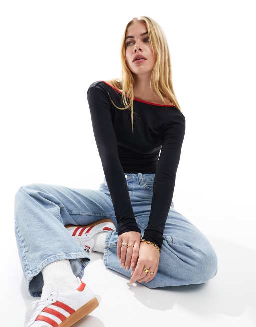 ASOS DESIGN - Top nero con scollo sul retro e dettaglio rosso a contrasto