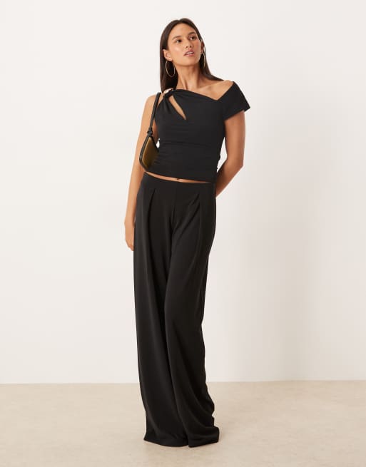 ASOS DESIGN - Top nero con spalla scoperta e dettaglio con cut-out, 3 di 4