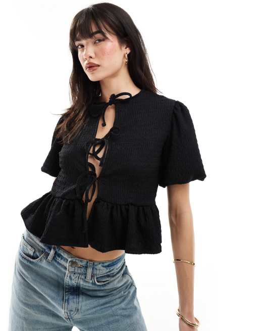 ASOS DESIGN - Top nero testurizzato con maniche voluminose e allacciatura sul davanti