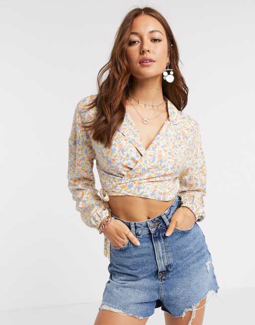 ASOS DESIGN – Top o kopertowym fasonie z długim rękawem i wzorem w niewielkie kwiatki