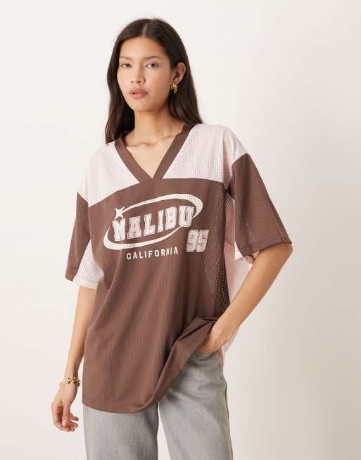 ASOS DESIGN - Top oversize da calcio color cioccolato e rosa