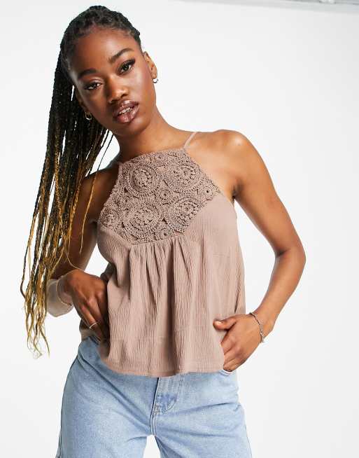 ASOS DESIGN - Top prendisole in lavorazione mista all'uncinetto color talpa