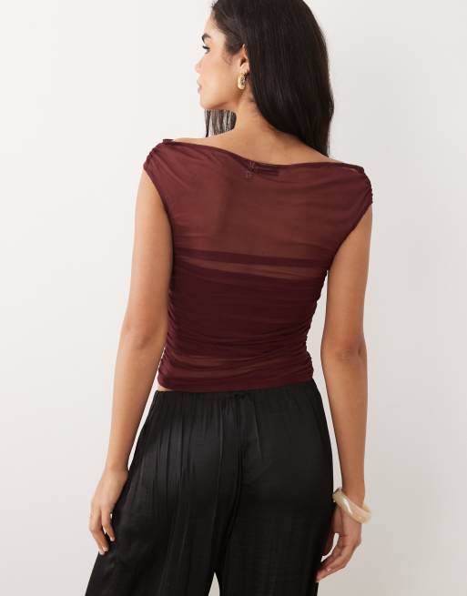 ASOS DESIGN - Top raccolto a maniche corte in rete bordeaux con spalle scoperte, 2 di 4