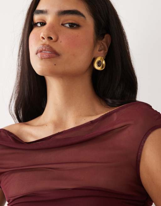 ASOS DESIGN - Top raccolto a maniche corte in rete bordeaux con spalle scoperte, 3 di 4