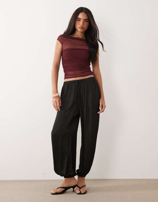 ASOS DESIGN - Top raccolto a maniche corte in rete bordeaux con spalle scoperte, 4 di 4