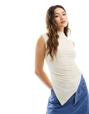 ASOS DESIGN - Top raccolto accollato con orlo asimmetrico color pietra