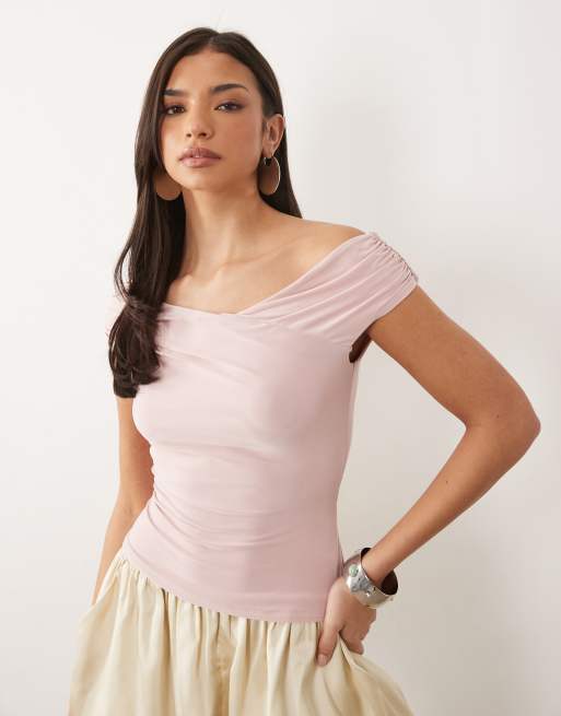 ASOS DESIGN - Top rosa con escote ancho y hombros fruncidos, 3 de 4