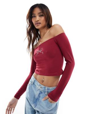 ASOS DESIGN - Top rosso vino con scollo Bardot e fiocco in strass