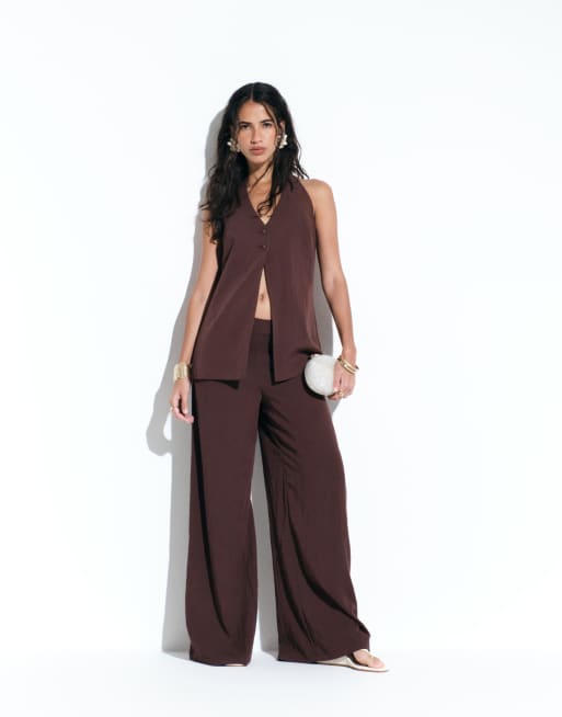 ASOS DESIGN - Top sartoriale allacciato al collo marrone con bottoni, 2 di 4