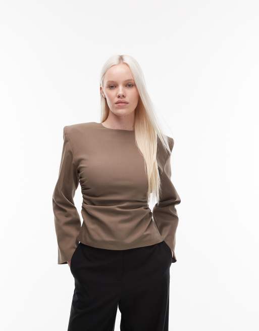 ASOS DESIGN - Top sartoriale color moka stretto in vita con spalline imbottite