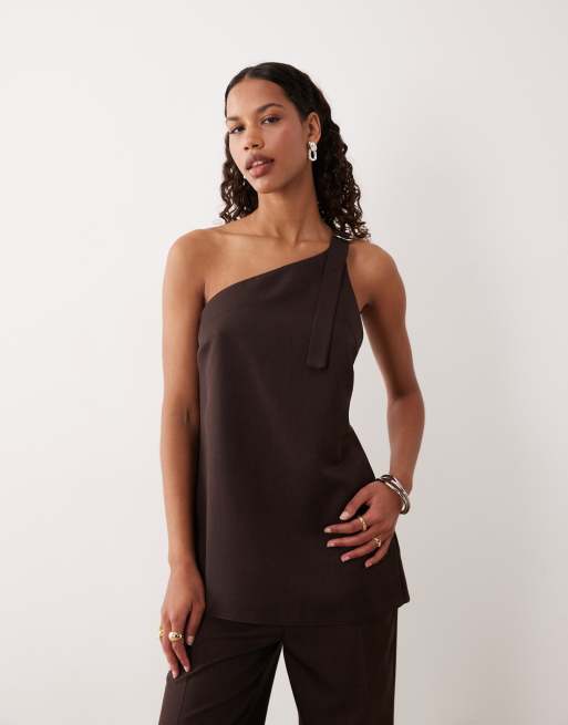 ASOS DESIGN - Top sartoriale monospalla color cioccolato in coordinato