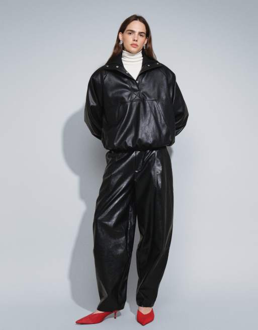 ASOS DESIGN top sartoriale sportivo in similpelle con collo a imbuto e collo a coste nero, 2 di 4