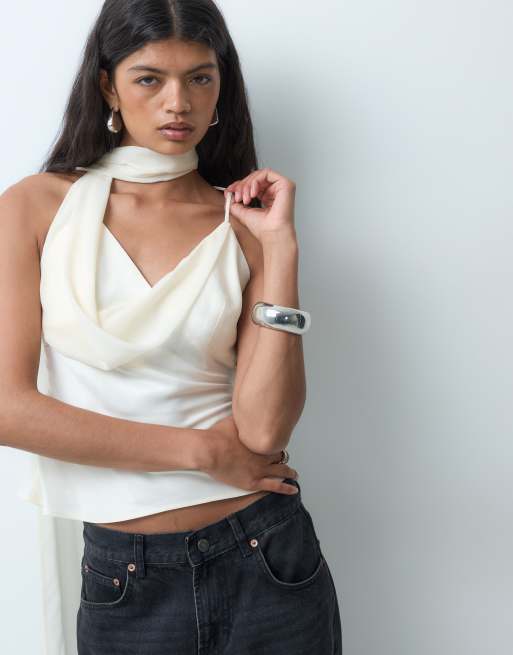 ASOS DESIGN top satinado con detalle de pañuelo de gasa drapeada, 2 de 5