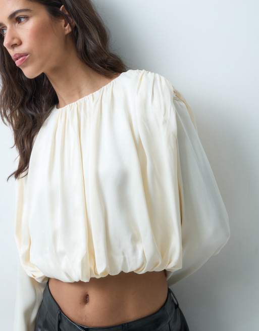 ASOS DESIGN top satinado de manga larga estilo globo en marfil, 4 de 5