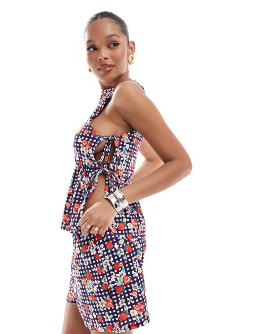 ASOS DESIGN - Top scamiciato con stampa a quadretti con fragole in coordinato