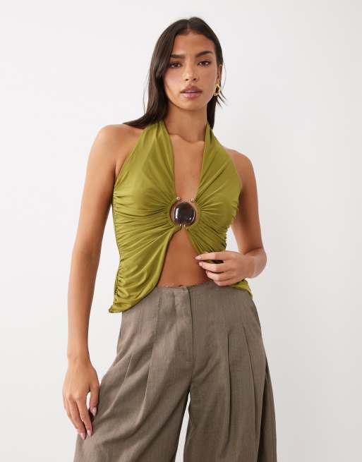 ASOS DESIGN top scollato con dettaglio hardware in verde