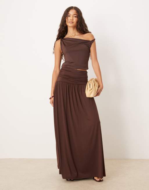 ASOS DESIGN - Top senza maniche color cioccolato con drappeggio e spallina incrociata, 3 di 4