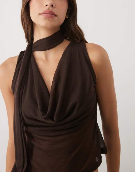 ASOS DESIGN top senza maniche effetto maglia semitrasparente con scollo a sciarpa in chocolate, 2 di 4