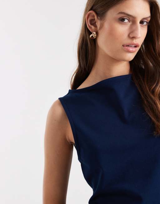 ASOS DESIGN - Top senza maniche in cotone blu navy con scollo a barchetta e fondo asimmetrico, 2 di 4
