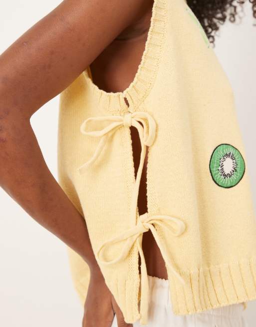ASOS DESIGN - Top senza maniche in maglia color latticello con frutta ricamata, 2 di 4
