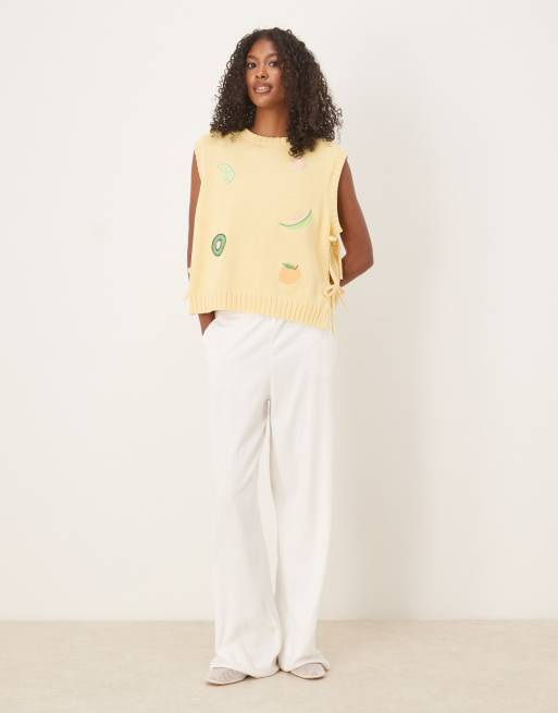 ASOS DESIGN - Top senza maniche in maglia color latticello con frutta ricamata, 3 di 4