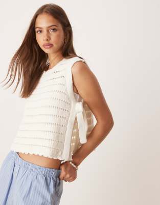 ASOS DESIGN - Top senza maniche in maglia color panna traforato con laccetti laterali