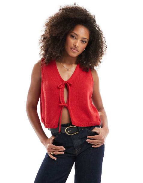 ASOS DESIGN - Top senza maniche in maglia rossa con scollo a V e fiocco sul davanti - view 1