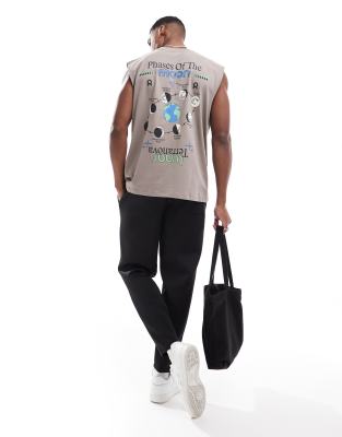 ASOS DESIGN - Top senza maniche oversize marrone con stampa sul retro - view 1