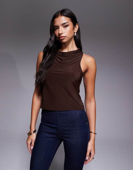 ASOS DESIGN - Top senza maniche sinuoso color cioccolato con scollo ad anello, 2 di 4