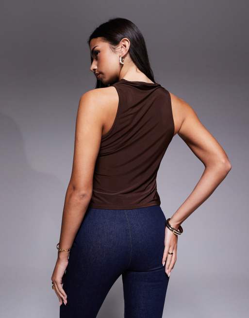 ASOS DESIGN - Top senza maniche sinuoso color cioccolato con scollo ad anello, 3 di 4
