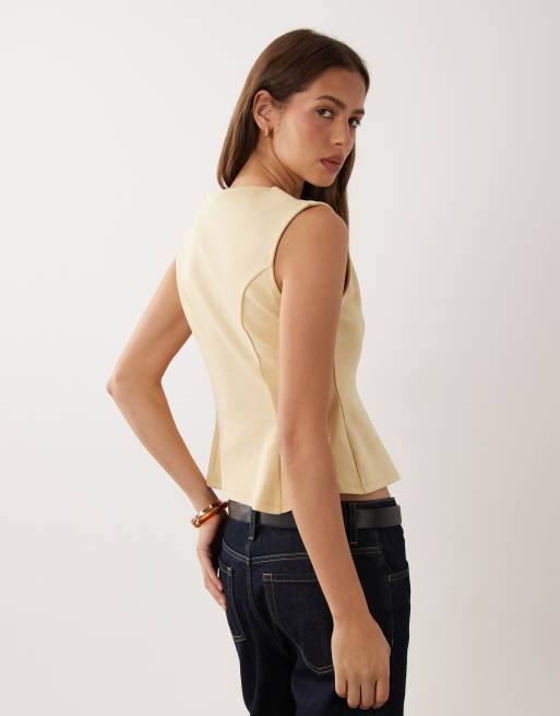 ASOS DESIGN top sin mangas de interlock con sobrefalda y detalle de botón abstracto dorado en amarillo mantequilla, 4 de 4