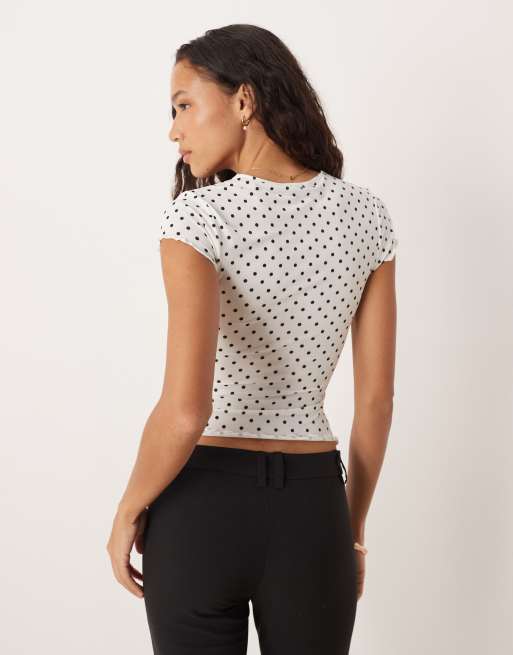 ASOS DESIGN - Top sinuoso bianco a pois con finiture in pizzo e scollo a V, 2 di 4