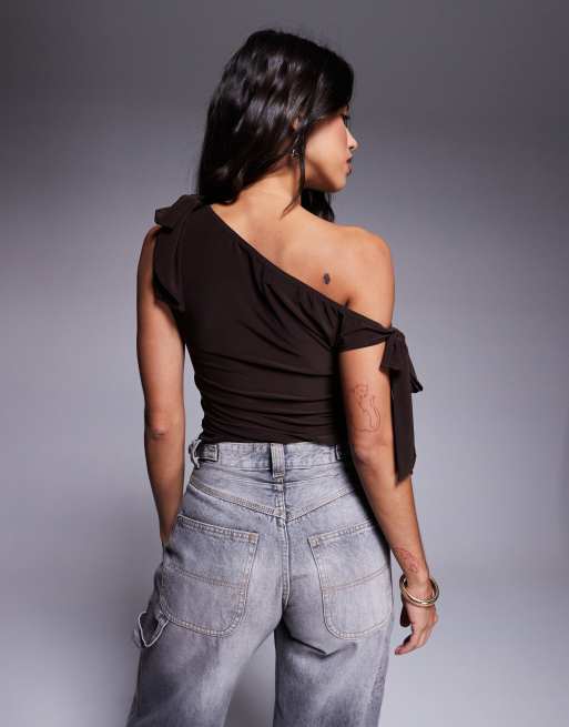 ASOS DESIGN - Top sinuoso color cioccolato con spalla scoperta e fiocchi, 2 di 4