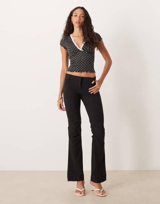 ASOS DESIGN - Top sinuoso nero e bianco a pois con scollo a V e finiture in pizzo, 4 di 4