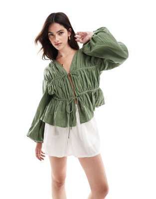 ASOS DESIGN - Top smocké à manches longues et liens noués - Kaki-Vert