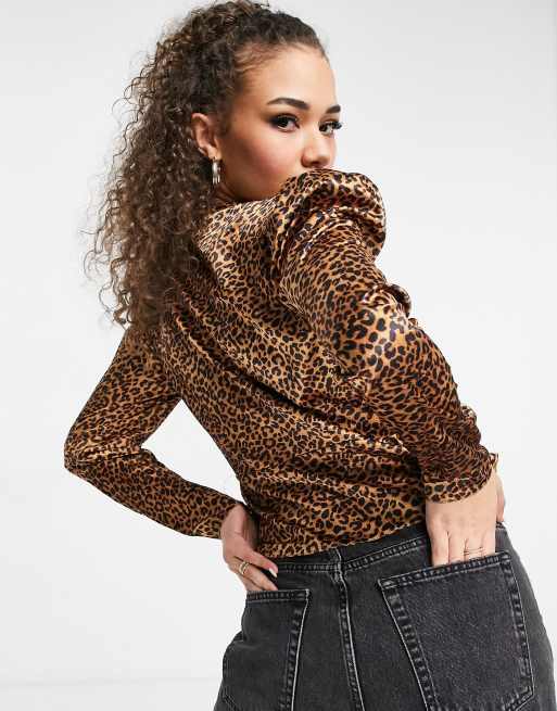 ASOS DESIGN - Top stile smoking a maniche lunghe con bottoni con strass e stampa leopardata, 2 di 4